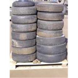 Henkilöauton renkaita lava