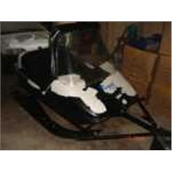 Moottorikelkan henkilö reki uusi.