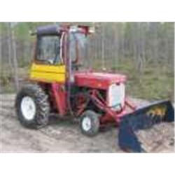 Pienoistraktori bensa volvon koneella etukuormaaja 2-toiminen