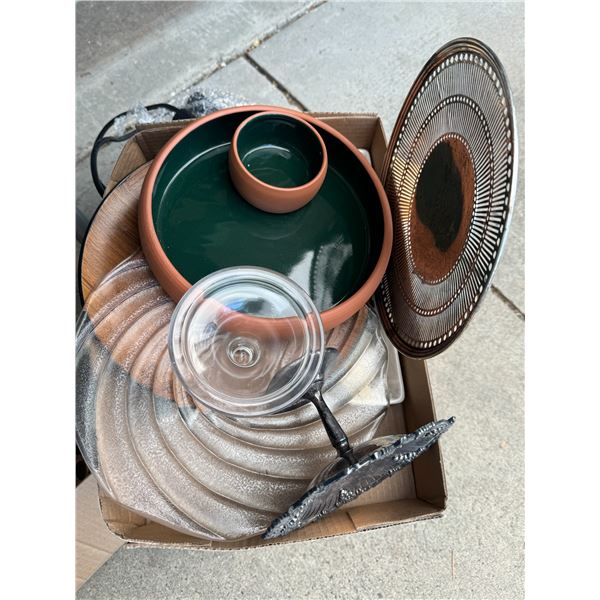 Trays and serving dishes