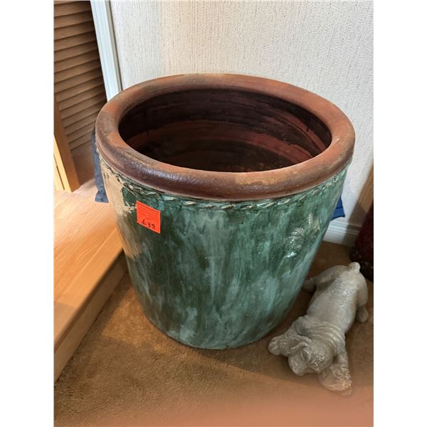 Large ceramic pot 21 inch diameter 22 inches tall bring to move