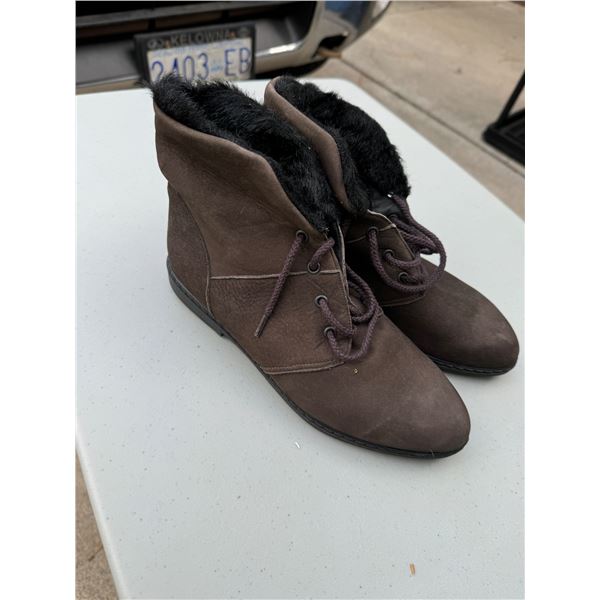 Plaza suites size 7 1/2 shoes