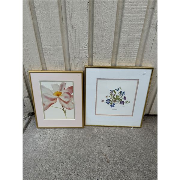 2 floral wall hangings