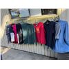 Image 2 : Assorted size tops