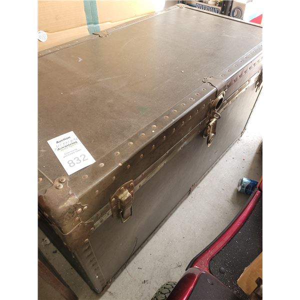 Vintage trunk A