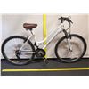 Image 1 : Roadmaster Granite Peak 10-Speed White Women's Bike w/ Schwinn Seat