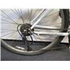 Image 2 : Roadmaster Granite Peak 10-Speed White Women's Bike w/ Schwinn Seat
