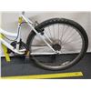 Image 8 : Roadmaster Granite Peak 10-Speed White Women's Bike w/ Schwinn Seat