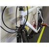 Image 8 : Giant White Men's Road Bike w/ Racing Handlebars