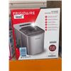 Image 2 : Frigidaire Countertop Ice Maker, Compact Machine, 26 lbs per day, Stainless