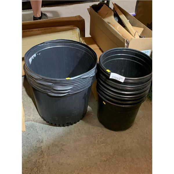 Lot of Planting Pots 5 Larger 9 Smaller