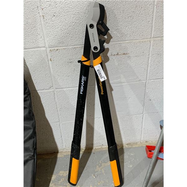 FISKARS PowerGear Titanium 32 in. Bypass Lopper in good conditions