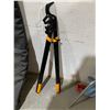 Image 3 : FISKARS PowerGear Titanium 32 in. Bypass Lopper in good conditions