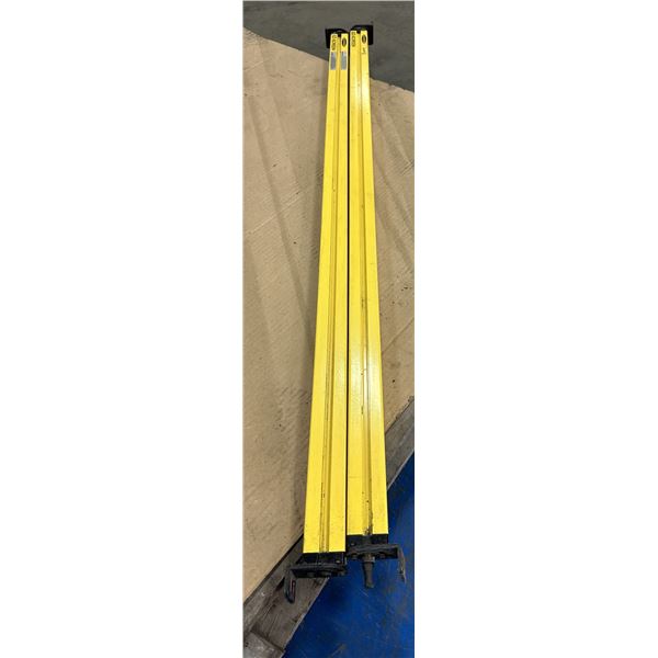 Set of Banner #SLSC30-1200Q8 EZ-Screen Safety Light Curtains