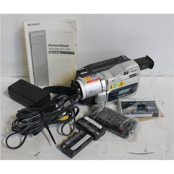 SONY HANDYCAM DIGITAL8 WITH REMOTE