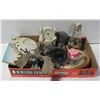 Image 1 : 2 FLATS OF HOUSEHOLD DECOR