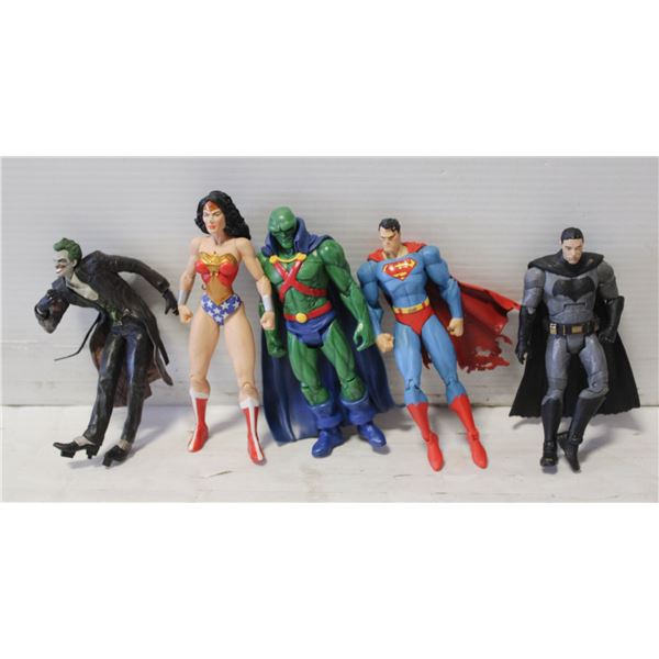 LOT OF 5 FIGURINES, SUPERMAN, WONDER WOMAN,
