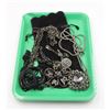 Image 1 : NEW GREEN TRAY WITH 4 NEW JEWELRY PIECES - RETAIL