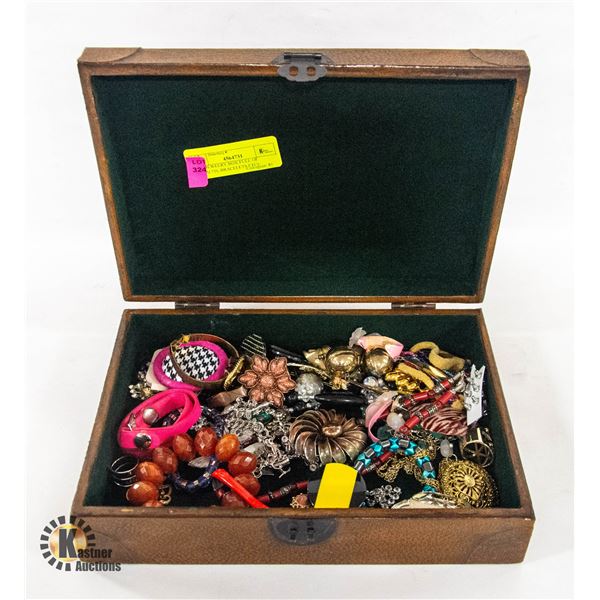 VTG JEWELRY BOX FULL OF BROACHS, BRACELETS ETC