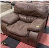 Image 1 : ESTATE BROWN LEATHERETTE OVERSIZED CHAIR