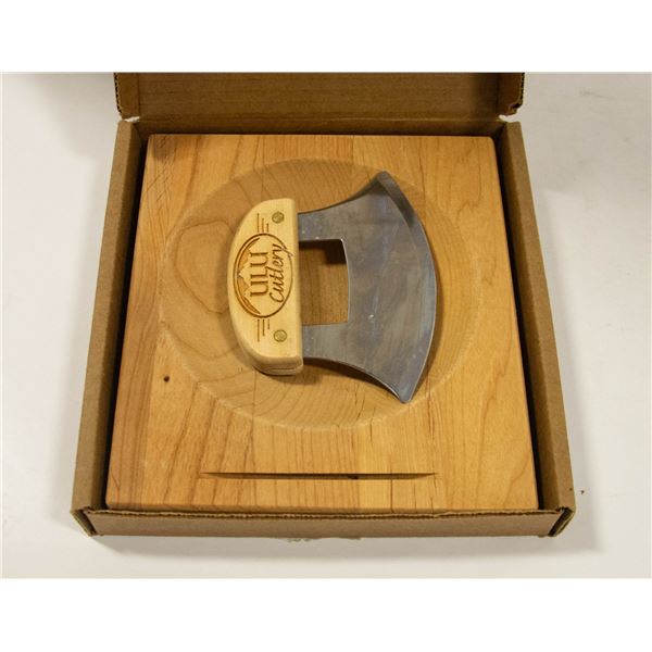 GREAT ALASKA ULU KNIFE & WOODEN STAND IN AN