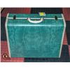 Image 1 : LARGE VINTAGE GREEN SAMSONITE SUITCASE