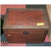 Image 1 : SOLID WOOD HINGED LID STORAGE CHEST - LINED