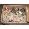 Image 1 : MISC. DECORATOR ITEMS: PILLOWS, LAMPS, VASES,