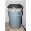 Image 1 : 2 RUBBER MAID STORAGE RUBBER LIDS