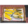 Image 1 : FLAT WITH 7 ASSORTED KNIVES INCL. 4 HEAVY