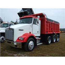 2000 KENWORTH T800 TRI-AXLE DUMP