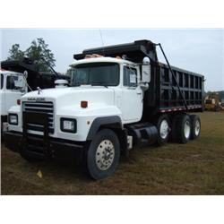 1994 MACK RD690S TRI-AXLE DUMP