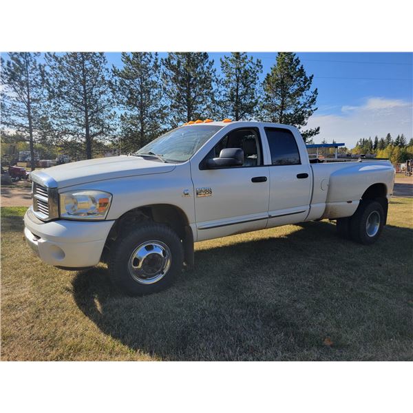 12/2006 White Diesel Quad Cab 3500 4X4 Dually full load, 6 spd, new windshield, brand new exhaust, m