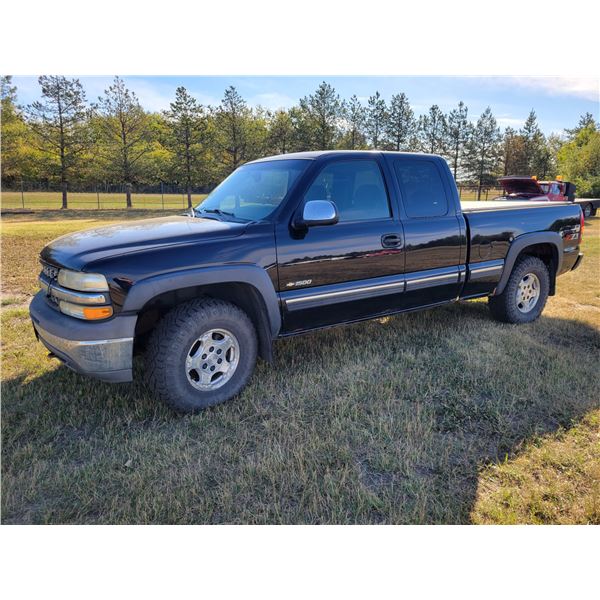 06/2002 Blk Chevy Z71 1500 V8 auto 4x4, air, pw, remote start, 1 owner unit, 288,751kms, lots of rec