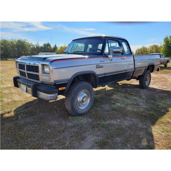 11/1992 Blk & Silver Extended Cab 250 4X4 Diesel 5 spd showing 153,523kms air, , spare tire & newer 