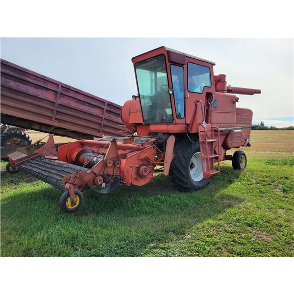 MF 510 Combine, 6-belt pickup, chopper, running