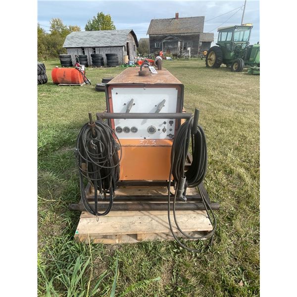 Gas welder c/w leads, showing 1430 hrs c/w 4 cyl gas motor, running order