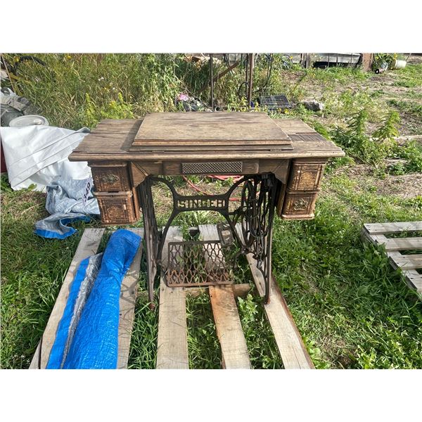 Singer sewing machine, elec.