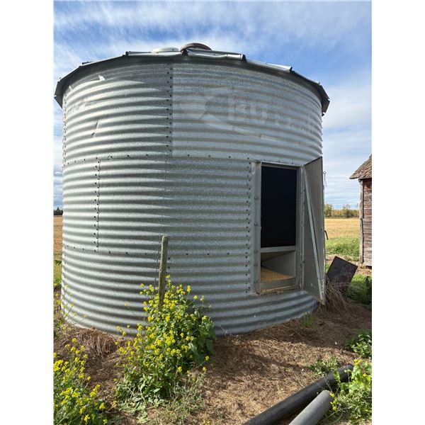 Butler 3-ring bin, wood floor
