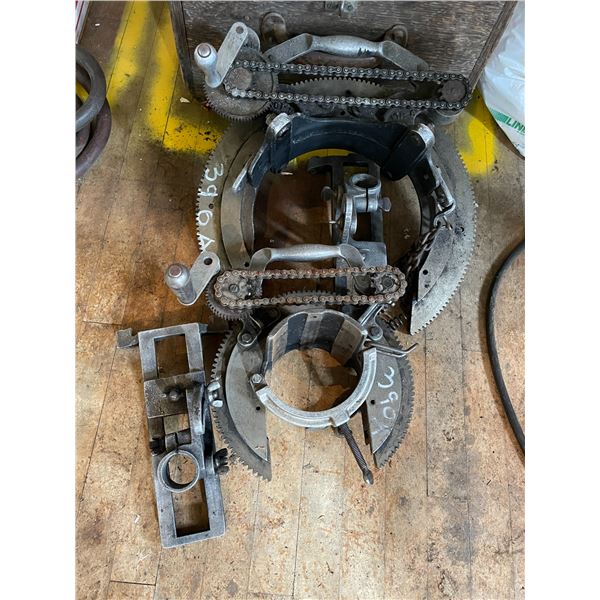 Pipe beveling machine