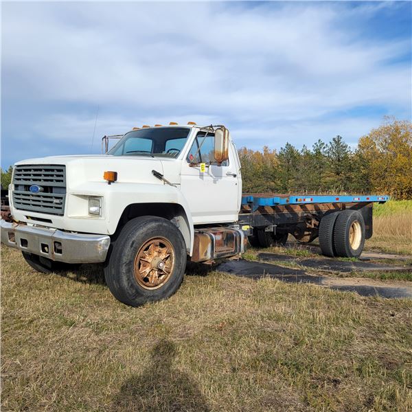06/1984 White Ford single axle 8.2 Diesel auto, 14ft rear steel bale deck, 1100R 22.5 rear tires, re
