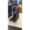 Image 2 : 2 PAIRS OF STEEL TOE RUBBER BOOTS SIZE 8 AND 9