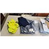 Image 2 : LOT OF WORK GLOVES AND HIGH VIS GEAR