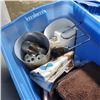 Image 2 : LARGE TOTE OF BATHROOM ITEMS