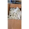 Image 1 : 100 WHITE HANGERS