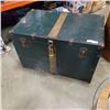 Image 1 : ANTIQUE METAL SHIPPING TRUNK FULL OF VINTAGE BLANKETS