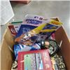 Image 2 : LARGE LOT OF ASSORTED BASEBALL COLLECTIBLES