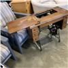 Image 2 : VINTAGE SINGER SEWING MACHINE WITH TABLE