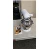 Image 1 : KITCHENAID TILT HEAD STAND MIXER WITH SPLATTER GUARD AND 3 ATTACHMENTS