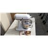 Image 3 : KITCHENAID TILT HEAD STAND MIXER WITH SPLATTER GUARD AND 3 ATTACHMENTS
